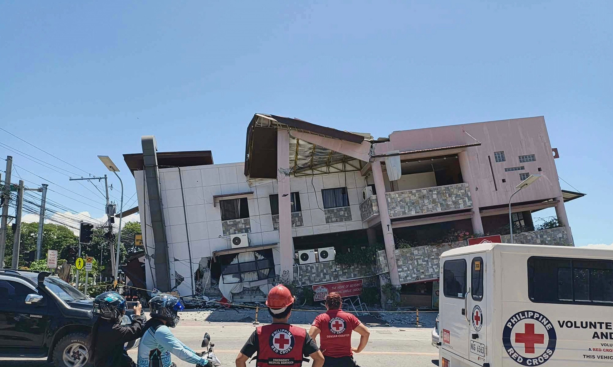 In this photo provided by the Philippine Red Cross, rescuers inspect the damage after an earthquake in General Santos, Philippines, Monday, June 8, 2026. Photo: VCG
