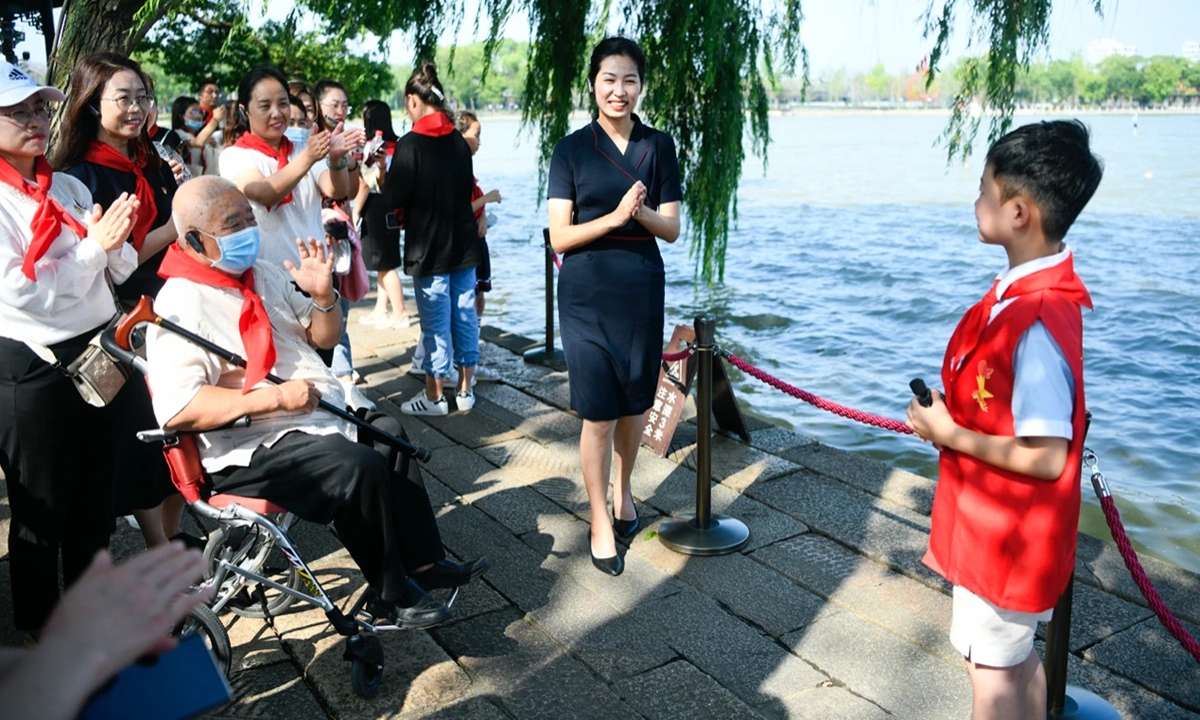 A student docent at the Nanhu Revolutionary Memorial Hall in Jiaxing, East China's Zhejiang Province, tells visitors stories of the Red Boat. Photo: Courtesy of the publicity department of the CPC Nanhu District Committee