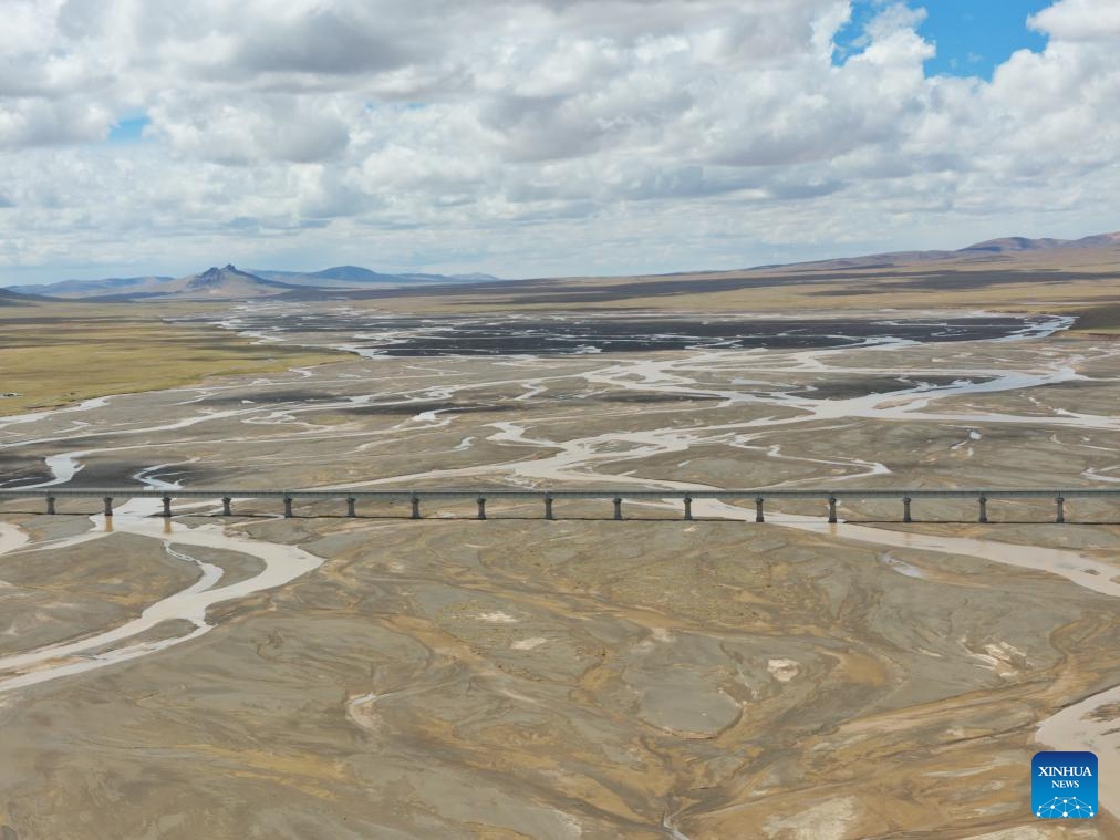 An aerial drone photo taken on June 8, 2026 shows the Tuotuo River and Changjiangyuan grand bridge in northwest China's Qinghai Province. (Photo: Xinhua)