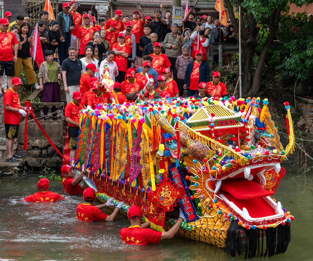 People take part in the launch ceremony of the Flower Dragon Boat - a provincial-level intangible cultural heritage - in Changxing county, Zhejiang Province, on June 9, 2026. Villagers and tourists gathered to witness traditional folk activities to invoke good weather for crops, peace, and prosperity. Photo: VCG