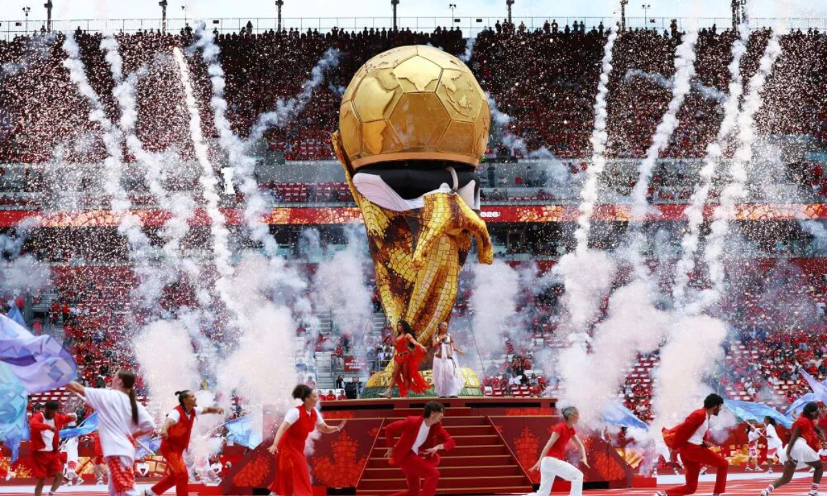 A giant inflatable replica of the World Cup trophy malfunctions during the opening ceremony in Toronto Stadium in Canada on June 13, 2026. Photo: Xinhua