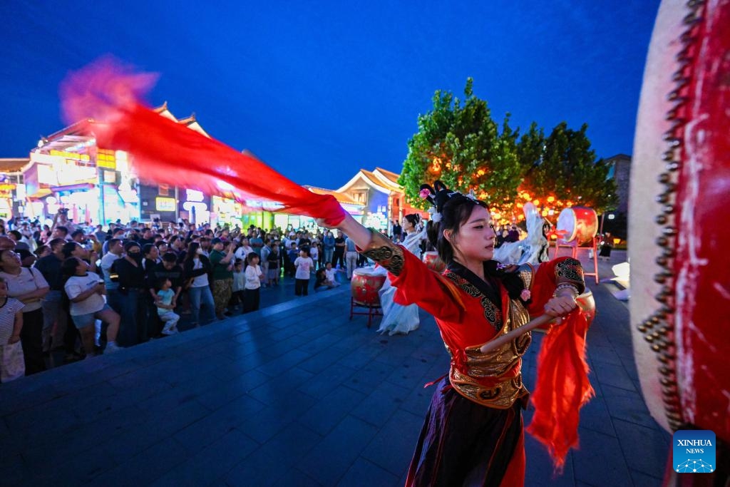 People watch a performance at the Nanchuan Old Street along the Cangzhou section of the Grand Canal in Cangzhou, north China's Hebei Province, June 5, 2026. Connecting Beijing, capital of China, and Hangzhou in east China's Zhejiang Province, the Grand Canal is the world's longest artificial waterway. The 216-km Cangzhou section of the Grand Canal runs through the city. In recent years, Cangzhou has made efforts to build the Grand Canal cultural belt, promoting the integrated development of cultural and tourism industries. (Photo: Xinhua)
