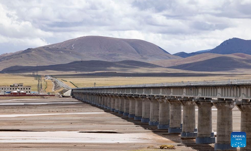 This photo taken on June 8, 2026 shows the Tuotuo River and Changjiangyuan grand bridge in northwest China's Qinghai Province. (Photo: Xinhua)
