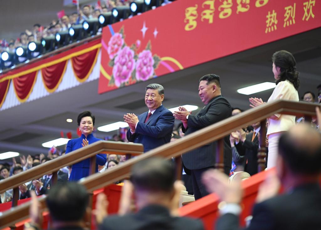 Xi Jinping, general secretary of the Communist Party of China Central Committee and Chinese president, and his wife Peng Liyuan, along with Kim Jong Un, general secretary of the Workers' Party of Korea and president of the State Affairs of the Democratic People's Republic of Korea (DPRK), and Kim's wife Ri Sol Ju, watch an artistic performance at the Pyongyang Gymnasium in Pyongyang, the DPRK, June 8, 2026. (Photo: Xinhua)