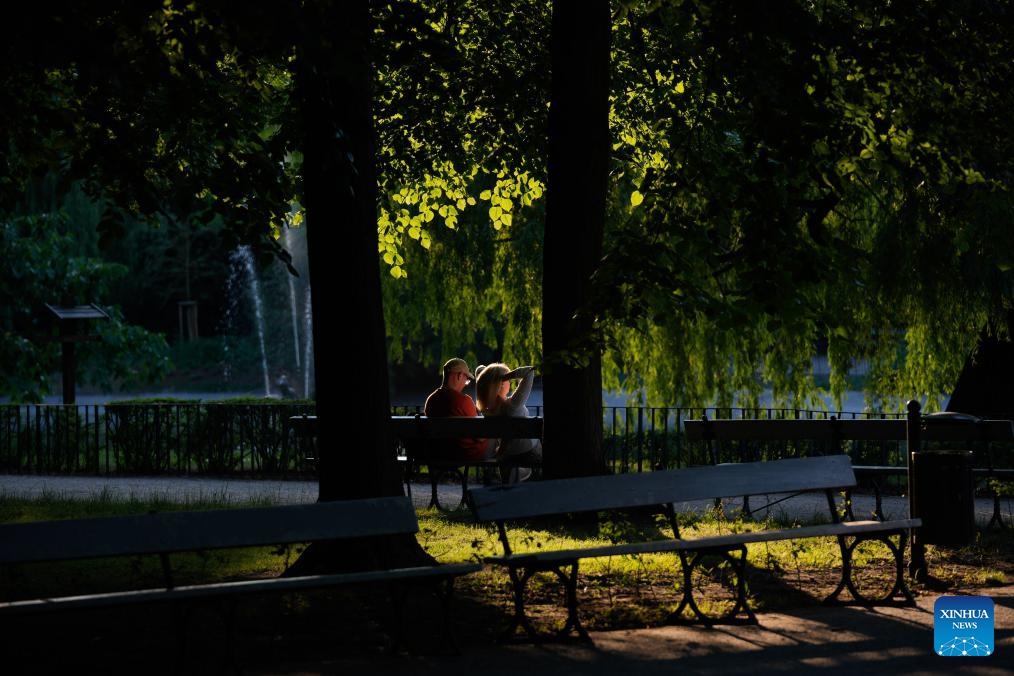 People relax at the Saxon Park in Warsaw, Poland, June 8, 2026. (Photo: Xinhua)