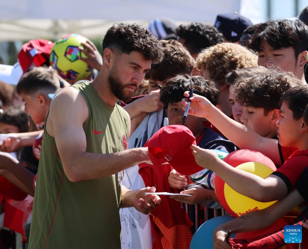 Jonathan Osorio of the Canadian men's national football team signs autographs for fans before a training session ahead of the FIFA World Cup in Toronto, Canada, on June 8, 2026. (Photo: Xinhua)