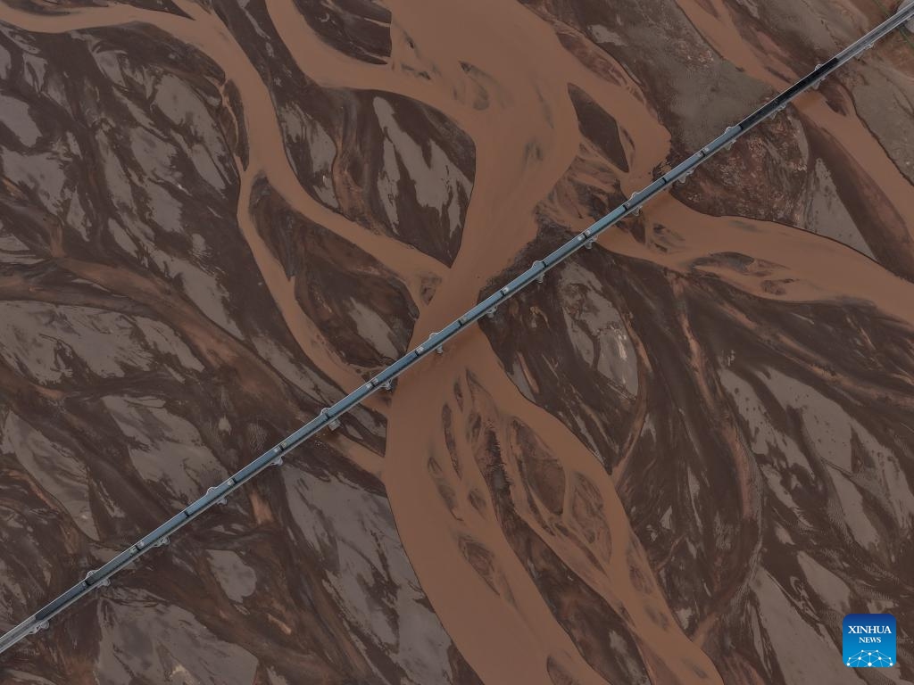 An aerial drone photo taken on June 8, 2026 shows the Tuotuo River and Changjiangyuan grand bridge in northwest China's Qinghai Province. (Photo: Xinhua)