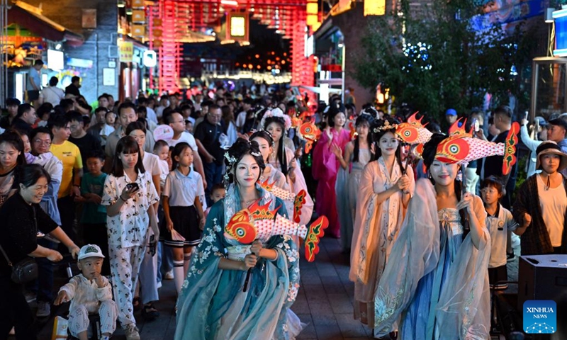 People watch a parade at the Nanchuan Old Street along the Cangzhou section of the Grand Canal in Cangzhou, north China's Hebei Province, June 5, 2026. Connecting Beijing, capital of China, and Hangzhou in east China's Zhejiang Province, the Grand Canal is the world's longest artificial waterway. The 216-km Cangzhou section of the Grand Canal runs through the city. In recent years, Cangzhou has made efforts to build the Grand Canal cultural belt, promoting the integrated development of cultural and tourism industries. (Photo: Xinhua)
