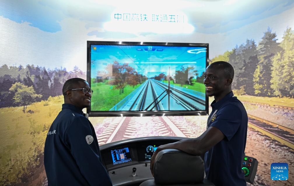 A member of a multinational delegation (R) talks with an African student studying at the Luban Workshop of the Tianjin Light Industry Vocational Technical College in north China's Tianjin, on June 8, 2026. A tour of a multinational delegation was recently launched in Tianjin, highlighting China's progress in human rights and how the development has improved people's lives. (Photo: Xinhua)