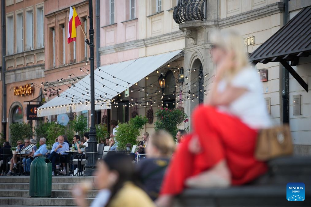 Tourists spend leisure time at the Castle Square in Warsaw, Poland, June 8, 2026. (Photo: Xinhua)