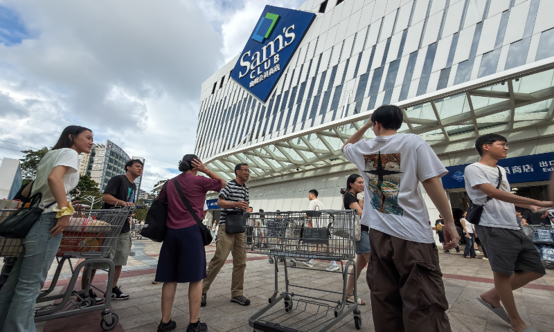 Shoppers gather with shopping carts outside a Sam's Club store, Walmart's membership-based warehouse retail chain, in Shenzhen, South China's Guangdong Province, on June 7, 2026. Photo: VCG