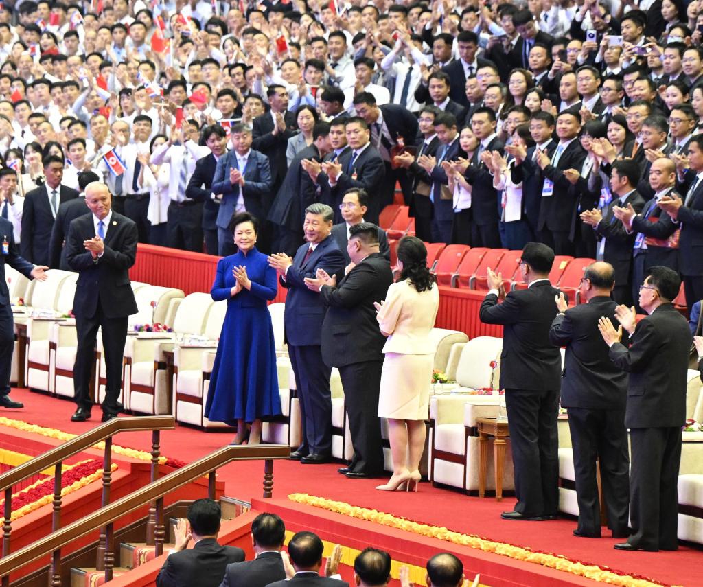 Xi Jinping, general secretary of the Communist Party of China Central Committee and Chinese president, and his wife Peng Liyuan, along with Kim Jong Un, general secretary of the Workers' Party of Korea and president of the State Affairs of the Democratic People's Republic of Korea (DPRK), and Kim's wife Ri Sol Ju, watch an artistic performance at the Pyongyang Gymnasium in Pyongyang, the DPRK, June 8, 2026. (Photo: Xinhua)