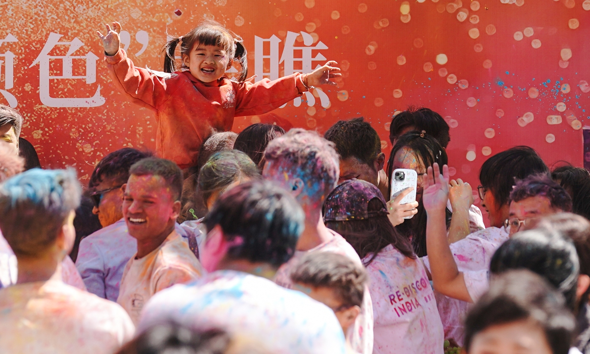 Indian people studying and working in Kunming, Southwest China's Yunnan Province, gather with local residents to celebrate Holi, India's traditional festival, on March 24, 2024. Photo: VCG