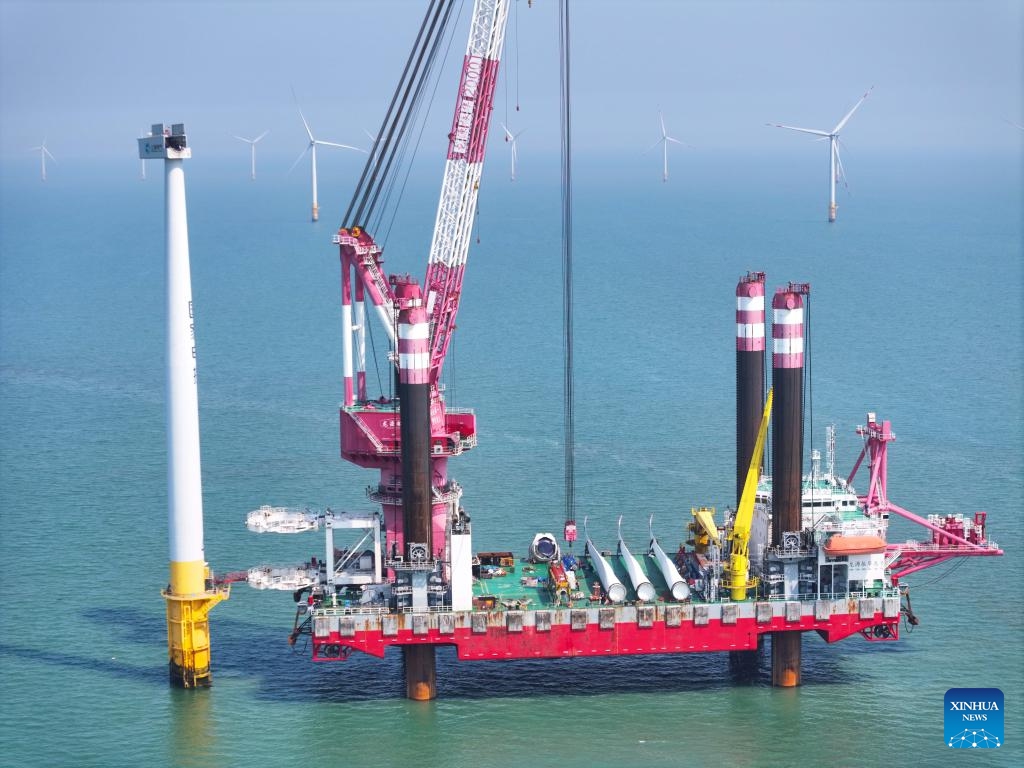An aerial drone photo taken on June 10, 2026 shows large parts replacement of a wind turbine at an offshore wind farm in Rudong, east China's Jiangsu Province. (Photo: Xinhua)