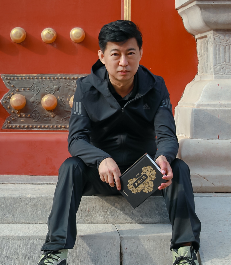 Zhu Yong Photo: Courtesy of Liaohai Publishing House