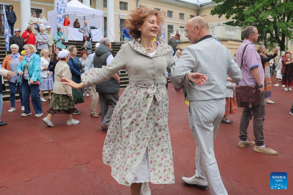 People dance in circles in celebration of the upcoming Russia Day at Yusupov Garden in St. Petersburg, Russia, June 10, 2026. Russia Day marks the date when the First Congress of People's Deputies of the Russian Federation adopted the Declaration of Russia's National Sovereignty in 1990. (Photo: Xinhua)