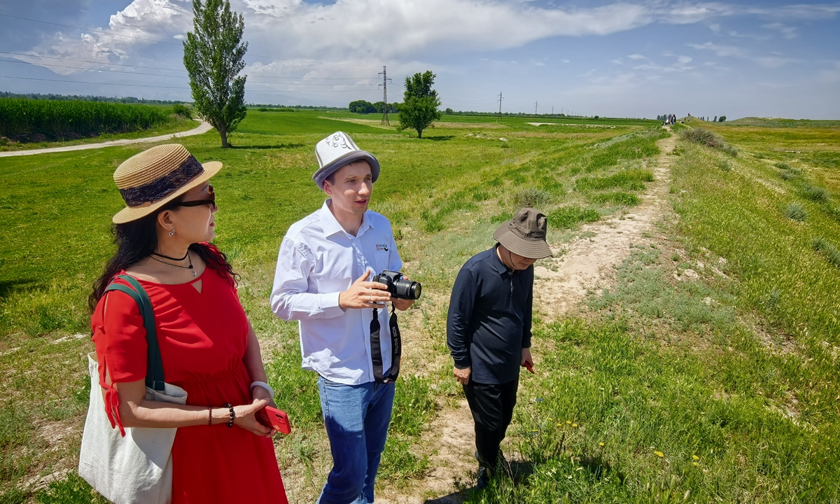 Kyrgyz tour guide Mitrofanov Leonid Dmitrievich (center) takes tourists to visit the ancient city of Suyab on May 26, 2026. Photo: Liu Yang/GT