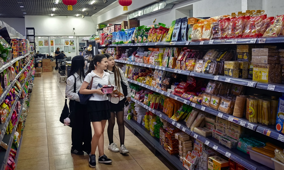 Kyrgyz students shop for Chinese snacks at Guoying supermarket in Bishkek on May 25, 2026. Photo: Liu Yang/GT
