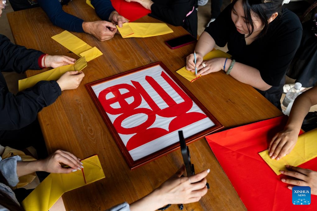 Podcasters record a video of She-style paper-cutting event in Banyueli Village of Xiapu County, Ningde City, southeast China's Fujian Province, June 10, 2026. (Photo: Xinhua)
