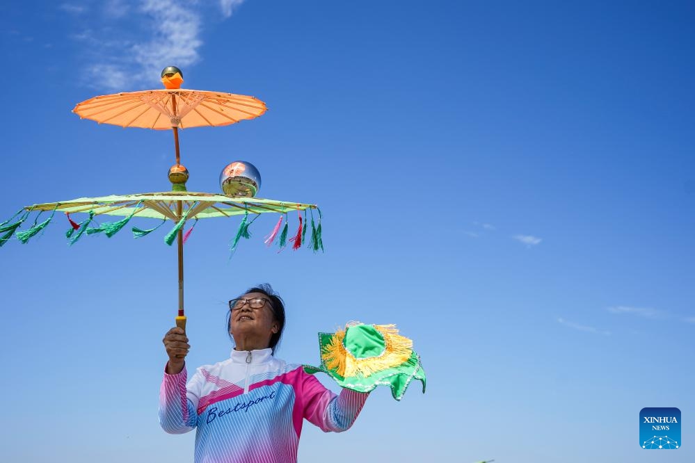 A visitor shows her talent during the Kumule Festival at a grassland in Qiqihar, northeast China's Heilongjiang Province, June 10, 2026. The 39th Kumule Festival, a traditional festival of Daur ethnic group, opened here on Wednesday. The three-day festival will offer people with grassland concerts, bonfire gatherings and other various events to show the culture and customs of Daur people. (Photo: Xinhua)