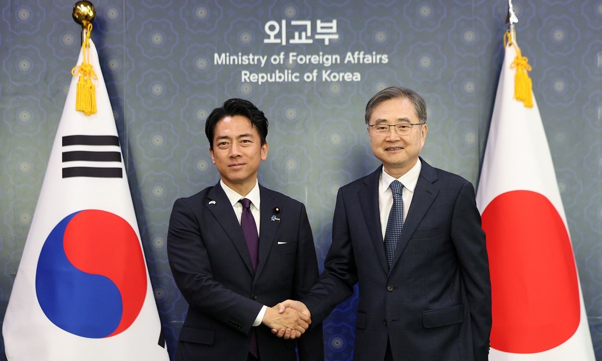 South Korean Foreign Minister Cho Hyun (R) pose for a photo with Japanese Defense Minister Shinjiro Koizumi during their meeting at the foreign ministry in Seoul on June 28, 2026. Photo: VCG
