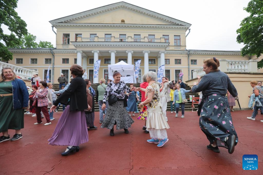 People dance in circles in celebration of the upcoming Russia Day at Yusupov Garden in St. Petersburg, Russia, June 10, 2026. Russia Day marks the date when the First Congress of People's Deputies of the Russian Federation adopted the Declaration of Russia's National Sovereignty in 1990. (Photo: Xinhua)