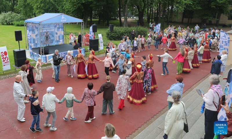 People dance in circles in celebration of the upcoming Russia Day at Yusupov Garden in St. Petersburg, Russia, June 10, 2026. Russia Day marks the date when the First Congress of People's Deputies of the Russian Federation adopted the Declaration of Russia's National Sovereignty in 1990. (Photo: Xinhua)