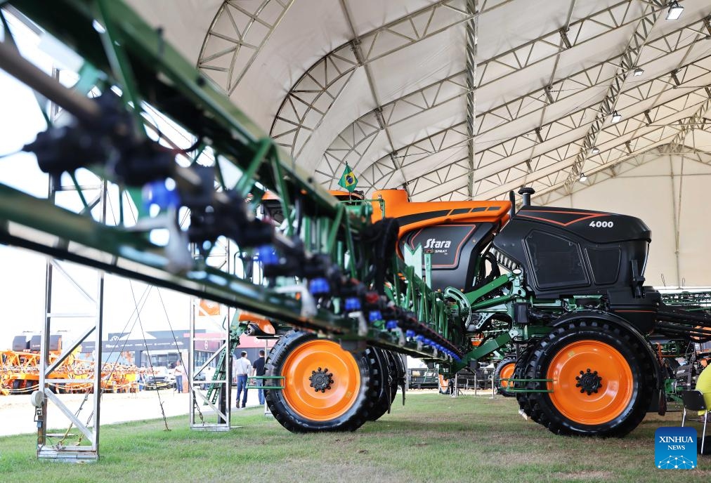 This photo taken on June 11, 2026 shows a self-propelled sprayer at the 20th Bahia Farm Show in Luis Eduardo Magalhaes of Bahia State, Brazil.
With an exhibition area of 380,000 square meters, the 20th Bahia Farm Show is held here from June 8 to 13, bringing together more than 500 exhibitors. Chinese brands showcase their latest products at the event, attracting attention from visitors. (Xinhua/Jin Haoyuan)