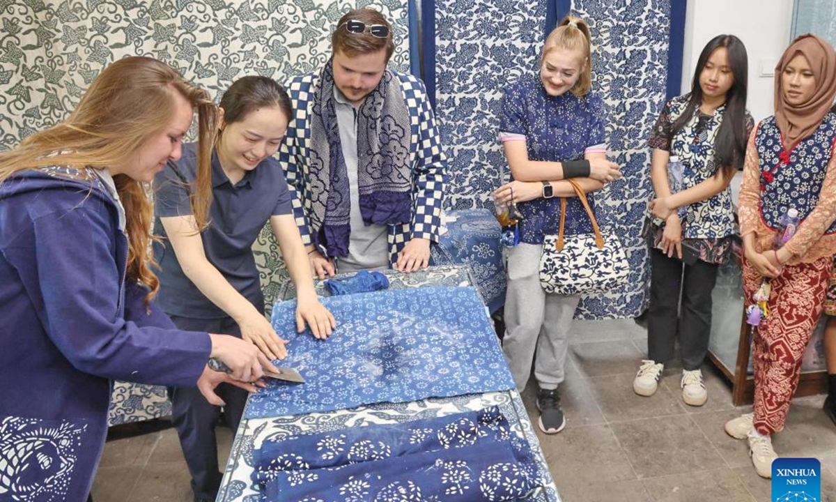 Foreigners learn about the blue calico printing and dyeing craft during a cultural exchange event in Nantong, east China's Jiangsu Province, on June 11, 2026.
A cultural exchange event was held at the Nantong Blue Calico Museum on Thursday. A series of activities enables foreign friends to learn about the blue calico printing and dyeing craft and dragon-boat festival customs. (Photo by Xu Congjun/Xinhua)