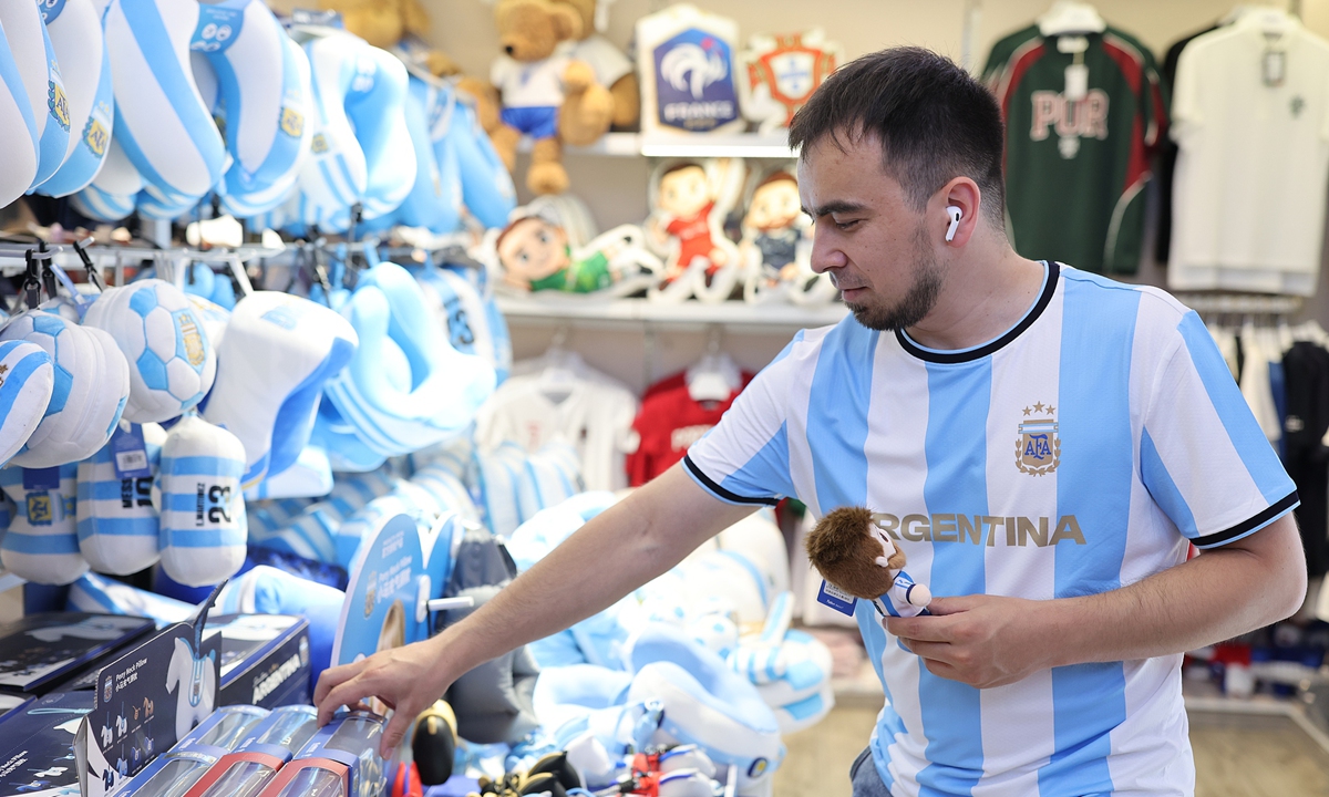 A foreign customer shops for World Cup merchandise at an official licensed store in Yiwu, East China's Zhejiang Province, on May 25, 2026. Photo: VCG