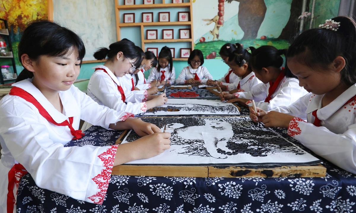 Primary school students create multi-layer paper-cutting works in Tangshan, North China's Hebei Province, on June 9, 2026. Photo: IC
