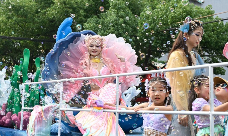 People participate in a crayfish-themed parade in Xuyi, east China's Jiangsu Province, on June 12, 2026. A crayfish-themed parade is held on Friday and Saturday in Xuyi, a well-known crayfish production hub in China. (Xinhua/Ji Chunpeng)
