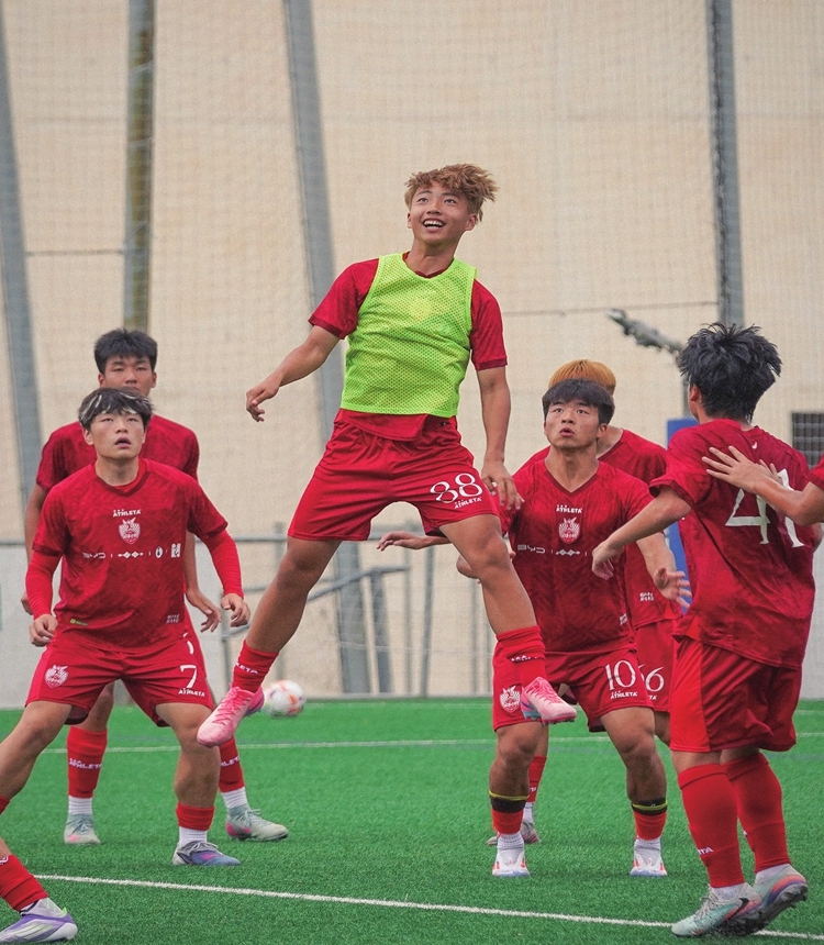 Li Haoyan (center in green) jumps in a practice session with Chinese Football Boys teammates. Photo: Courtesy of Li Haoyan's father Li Wanwei
