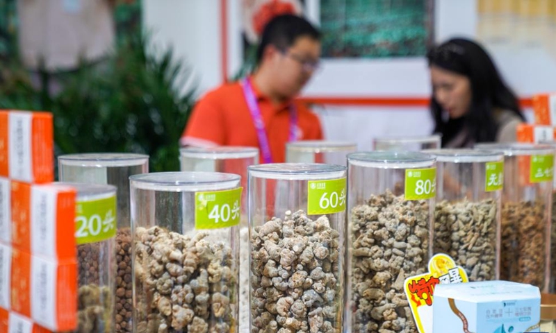 A visitor learns about panax notoginseng products at the 10th China-South Asia Expo in Kunming, southwest China's Yunnan Province, June 13, 2026. The China-South Asia Expo, runs from June 11 to 16 in Kunming of Yunnan Province. A variety of local specialty products displayed at the expo enables visitors to gain a better understanding of Yunnan Province. (Xinhua/Peng Yikai)