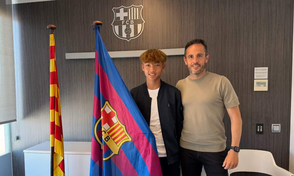 Li Haoyan poses for a photo with FC Barcelona's Youth Football Strategy Director Sergi Milà. Photo: Courtesy of Li Haoyan's father Li Wanwei Photo: Courtesy of Li Haoyan's father Li Wanwei