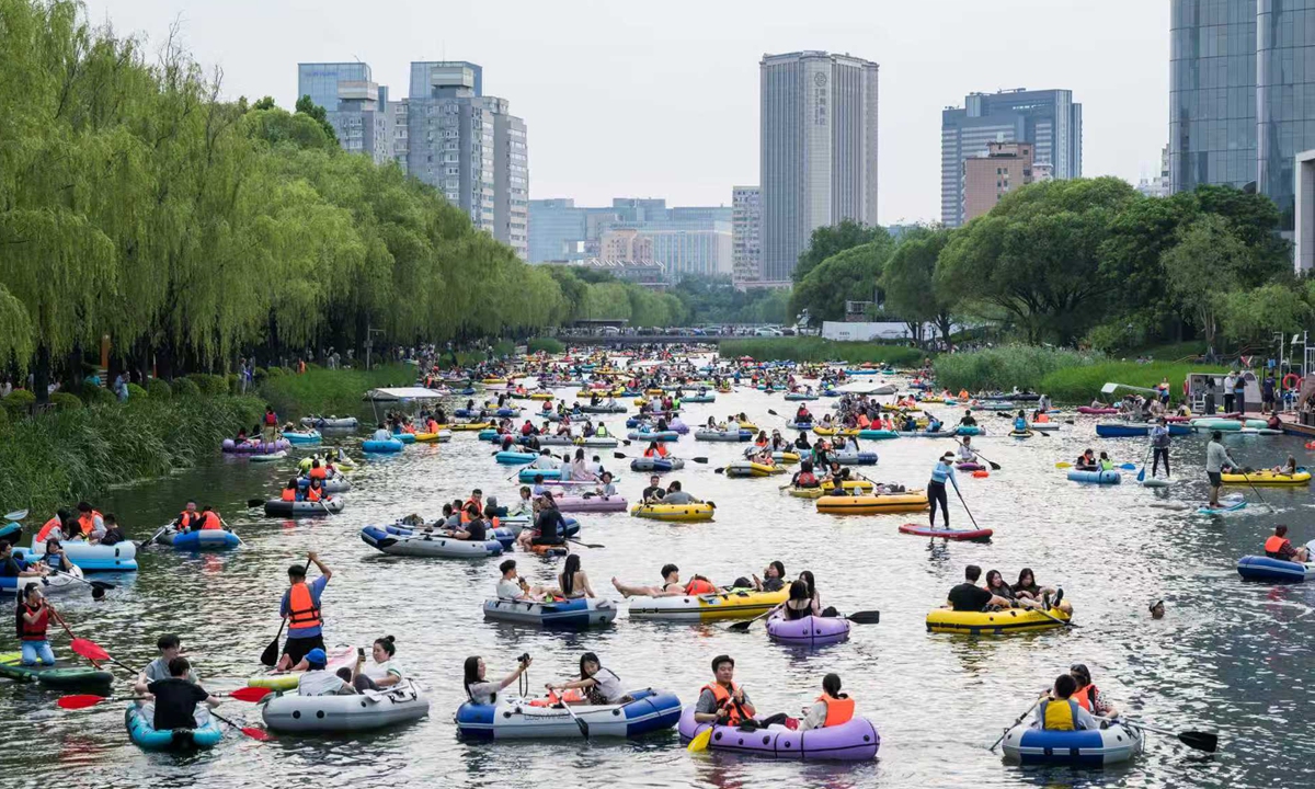 Residents and tourists in Beijing play canoeing and paddleboarding in the water at the Liangma River on June 14, 2026. As temperatures have gradually risen, people have gone outdoors for diverse activities to enjoy the summer fun. Photo: Chen Tao/GT