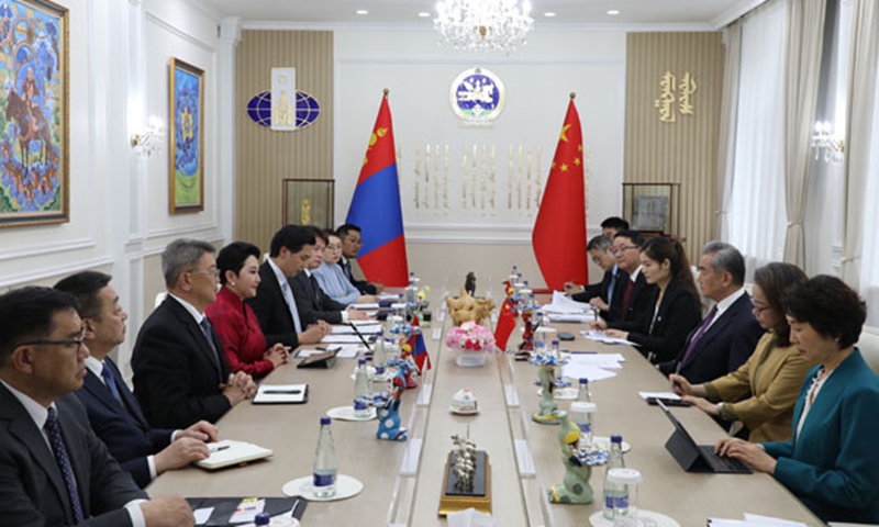 Chinese FM holds talks with Mongolian counterpart