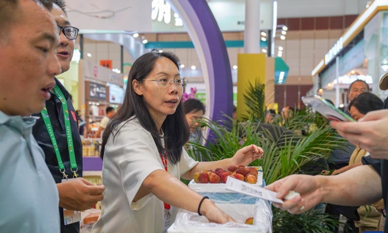 An exhibitor introduces local lychees at the 10th China-South Asia Expo in Kunming, southwest China's Yunnan Province, June 13, 2026. The China-South Asia Expo, runs from June 11 to 16 in Kunming of Yunnan Province. A variety of local specialty products displayed at the expo enables visitors to gain a better understanding of Yunnan Province. (Xinhua/Peng Yikai)
