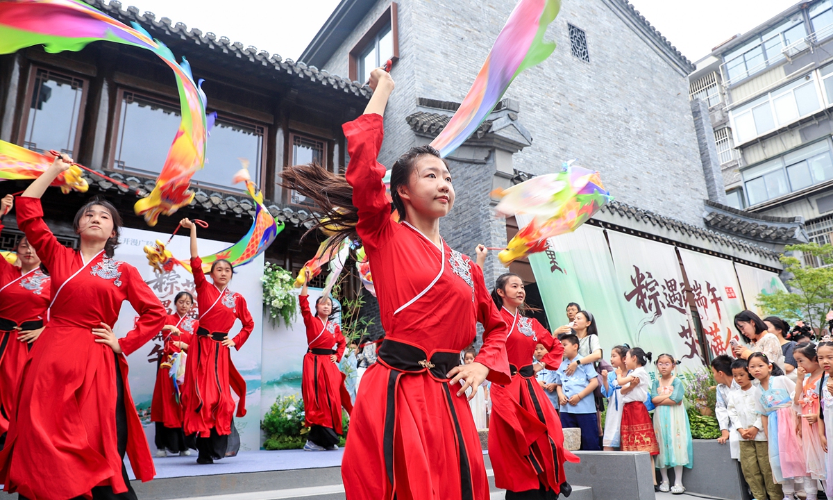 Visitors watch Dragon Boat Festival folk cultural performances in Yangzhou, East China's Jiangsu Province, on June 14, 2026. Photo: VCG