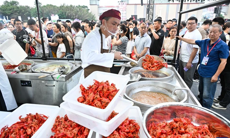 A cook prepares crayfish dishes during a crayfish festival in Xuyi County of Huai'an, east China's Jiangsu Province, June 12, 2026. A crayfish festival kicked off Friday in Xuyi County, a major crayfish base in east China's Jiangsu Province, offering a feast for crayfish fans.
The three-day event, with approximately 40,000 tickets sold, is expected to sell 120 tons of crayfish during this period, which will effectively drive consumption in catering, accommodation, and retail. (Xinhua/Ji Chunpeng)