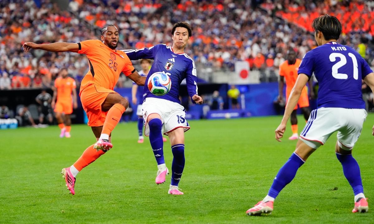 Daichi Kamada of Japan and Quinten Timber of Netherlands compete for the ball during the FIFA World Cup 2026 Group F match between Netherlands and Japan at Dallas Stadium on June 14, 2026 in Dallas, Texas. Photo: VCG