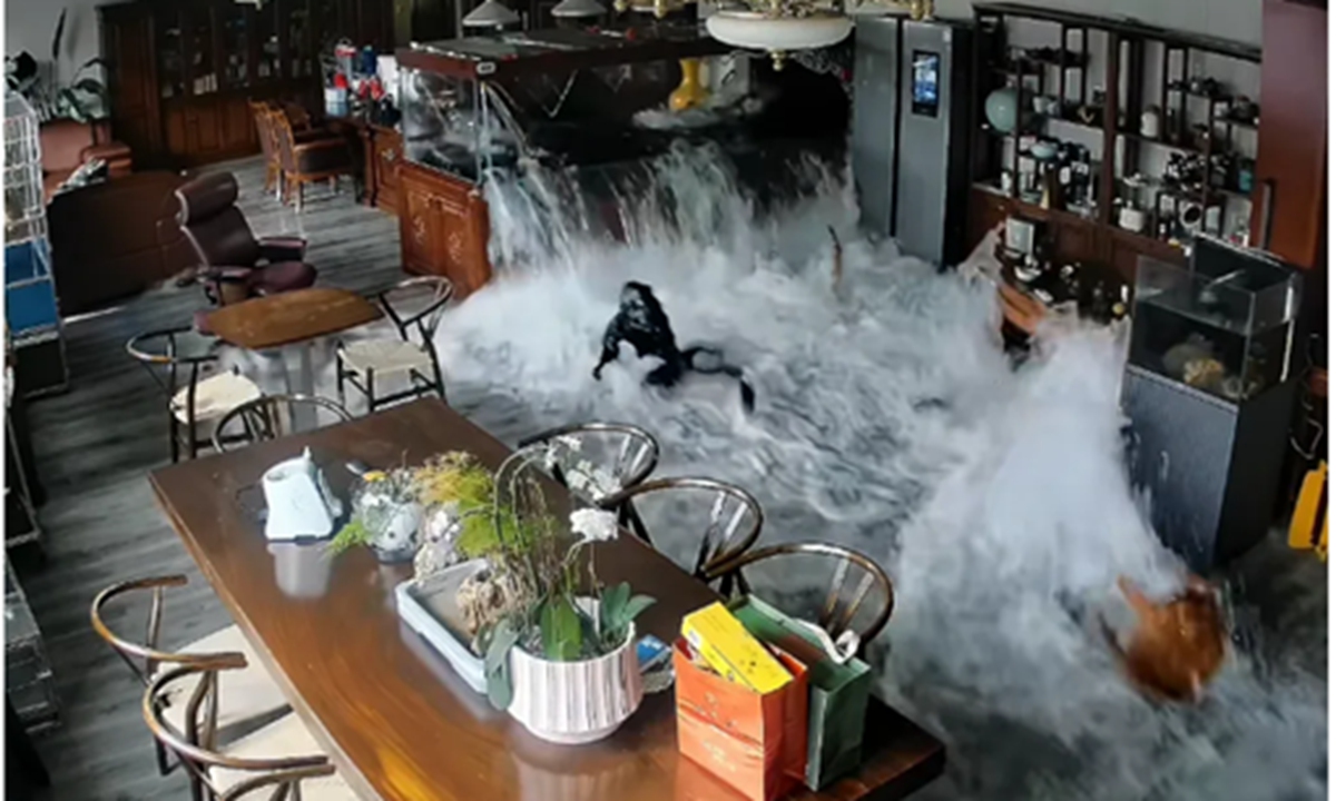 Surveillance footage capturing the moment the fish tank ruptured Photo: Screenshot from media reports