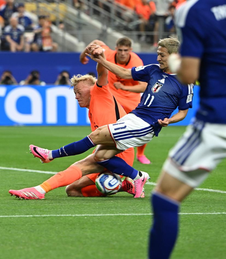 Jan-Paul van Hecke (L) of the Netherlands vies with Daizen Maeda of Japan during the group F match between the Netherlands and Japan at the 2026 FIFA World Cup at the Dallas Stadium in Dallas, the United States, on June 14, 2026. (Xinhua/Wu Xiaoling)