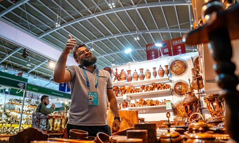 This file photo taken on June 21, 2025 shows Saad communicating with visitors at the 9th China-South Asia Expo in Kunming, southwest China's Yunnan Province.Photo: Xinhua
