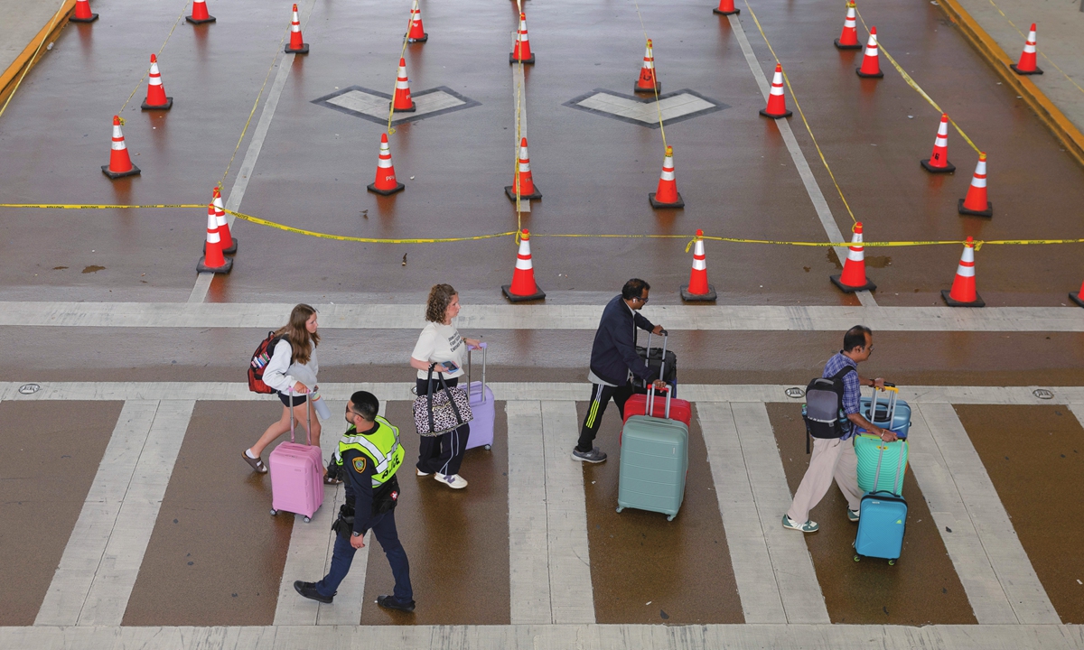 A group of travelers walk past an empty line at Terminal E of George Bush Intercontinental Airport in Houston, Texas, on March 27, 2026, as travel disruptions continue because hundreds of TSA agents quit or work without pay during the partial government shutdown. Photo: VCG