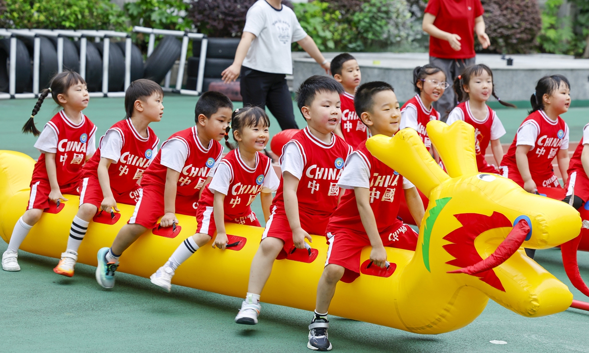 Children work together to 