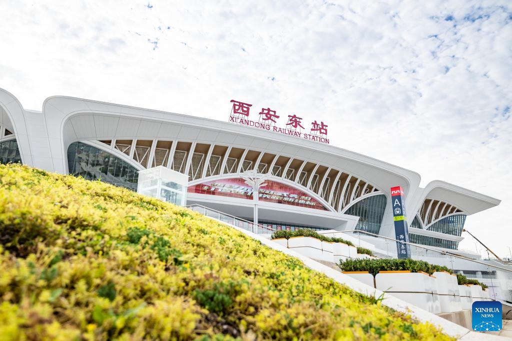 This photo taken on June 15, 2026 shows a view outside the Xi'andong Railway Station in Xi'an, northwest China's Shaanxi Province. The construction of Xi'andong Railway Station has entered final stage after its interior and exterior decoration was completed. The station, a major transport hub in northwest China, is part of the Xi'an-Shiyan high-speed railway and integrates rail, metro, and bus services. (Photo: Xinhua)