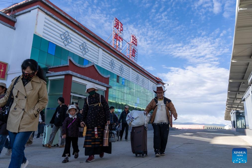 Passengers are seen at the Nagqu Railway Station in Nagqu, southwest China's Xizang Autonomous Region, June 14, 2026. With an altitude of 4,513 meters, the Nagqu Railway Station was put into operation in 2006, when the Qinghai-Xizang Railway became operational. Over the past 20 years, the station has handled a total of 8.9471 million passenger trips, and has continuously optimized its services to ensure smooth travel for passengers. (Photo: Xinhua)