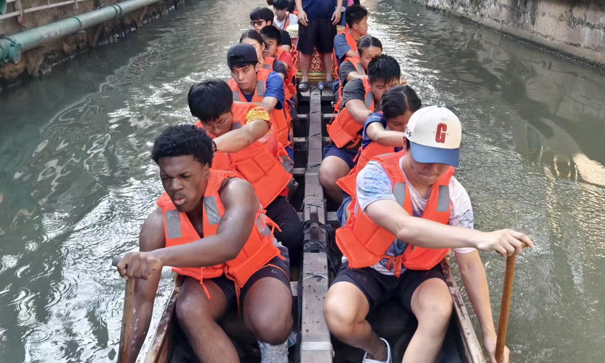 Local dragon boat paddlers and US teenagers row together in Diejiao Village, Foshan, Guangdong Province, in 2025. Photos: Courtesy of He Zhaobin