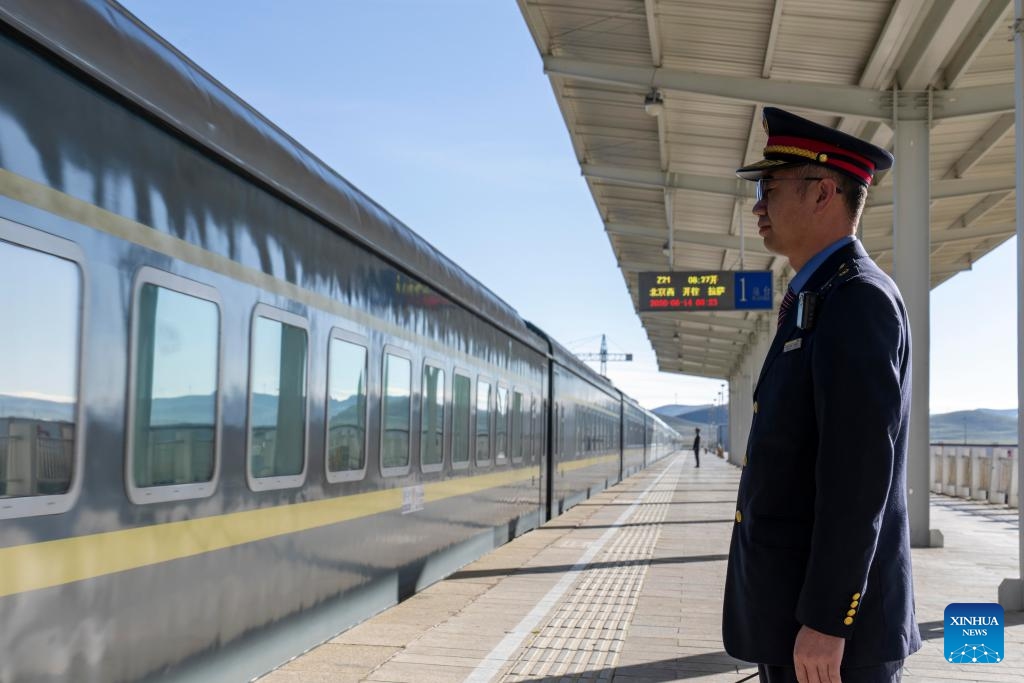 A staff member works on a train platform at the Nagqu Railway Station in Nagqu, southwest China's Xizang Autonomous Region, June 14, 2026. With an altitude of 4,513 meters, the Nagqu Railway Station was put into operation in 2006, when the Qinghai-Xizang Railway became operational. Over the past 20 years, the station has handled a total of 8.9471 million passenger trips, and has continuously optimized its services to ensure smooth travel for passengers. (Photo: Xinhua)